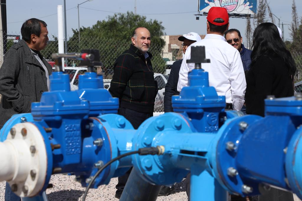 EF_Galindo's tweet photo. 💧¡Hoy es un gran día para #SanLuisCapital!

Entregamos a la ciudad el pozo ubicado en la carretera 57, con el que abasteceremos a más de siete mil 500 personas de las colonias Valle Dorado, Esmeralda, Talleres y San Patricio. Se trata de uno de los 10 pozos que nos propusimos conectar a la red para mitigar la crisis del agua.

¡Cumplimos el compromiso que hicimos con la ciudadanía durante un #DomingoDePilas!