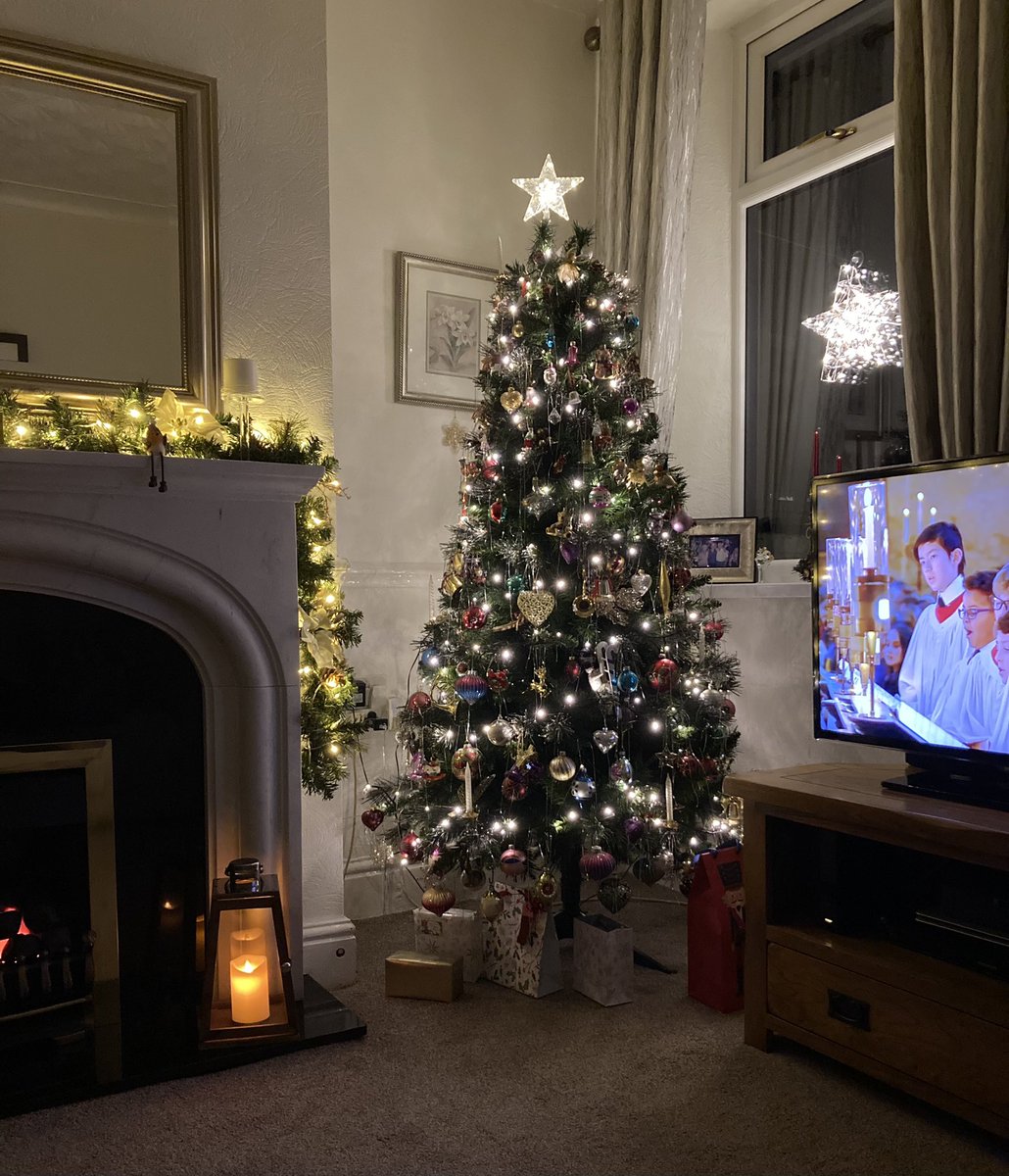 StokieShazz's tweet photo. @GylesB1 @rachel_emily85 Always leave my tree until 6 January like my mum and dad before me https://t.co/mONeJp8wri