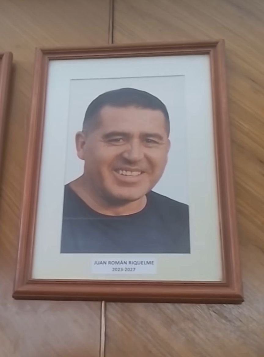 AzulyOroook's tweet photo. Ya está el cuadro de Roman en la sala de reuniones de Comisión Directiva junto a los demás cuadros de todos los presidentes de Boca.
#RomanPresidente https://t.co/Ugfbl4uZUL