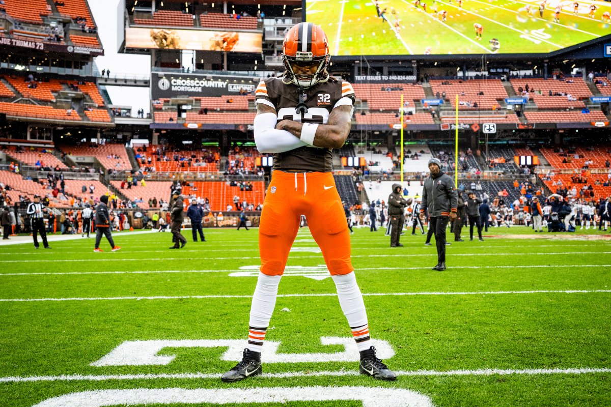 Browns's tweet photo. our faces when we found out a kicker with a historically great season, two top lockdown corners and a guy that 𝘢𝘤𝘵𝘶𝘢𝘭𝘭𝘺 𝘱𝘭𝘢𝘺𝘴 linebacker didn't make the Pro Bowl https://t.co/3xErzMrOgZ