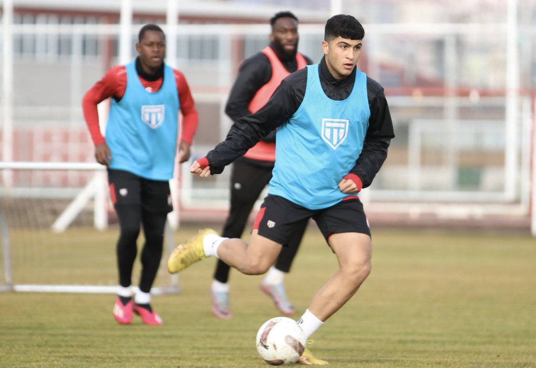 Ugurkapuci's tweet photo. Premier ekibi Batmanlı Yunus Emre’yi transfer etti
https://t.co/2flljFh4nK #batman @Brentford @Sivasspor @TFF_Org @batmanpetrolfk @fnasiroglu @memetsimsek @mekangoruk @premierleague #transfer https://t.co/0Ve8NY5V2W