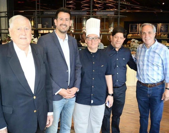joserarteaga's tweet photo. Reabrió sus puertas la emblemática confitería París.

Asistimos a la inauguración de este tradicional y centenario espacio gastronómico tan representativo para la vida social de los platenses.

Gracias a Carlos y Marcelo Leuzzi, y a Roberto Orazi por invertir en la ciudad y por revalorizar e innovar pero manteniendo la esencia e identidad de este entrañable lugar para #LaPlata.
 
#OrgulloPlatense