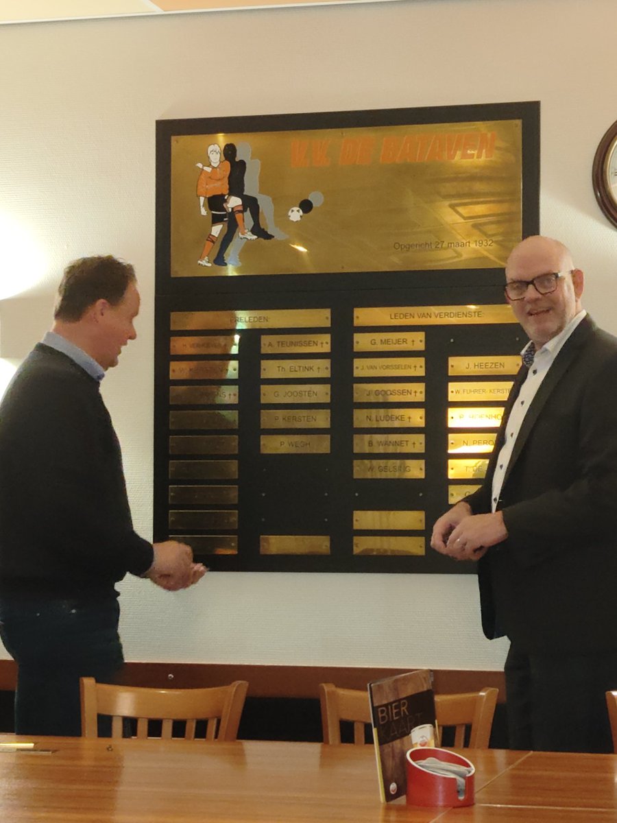 DeBataven's tweet photo. 🖋️ hedenavond is door het bestuur het goudwerk overhandigd aan aftredend voorzitter A. de Jong en heeft hij zich op voorspraak van het bestuur bijgesloten als ERElid van voetbalclub v.v. de Bataven. Arold nogmaals dank voor alles!

🧡🖤 @KNVBOost @dgbetuwe @geldersvoetbal https://t.co/WRvadKOuvo