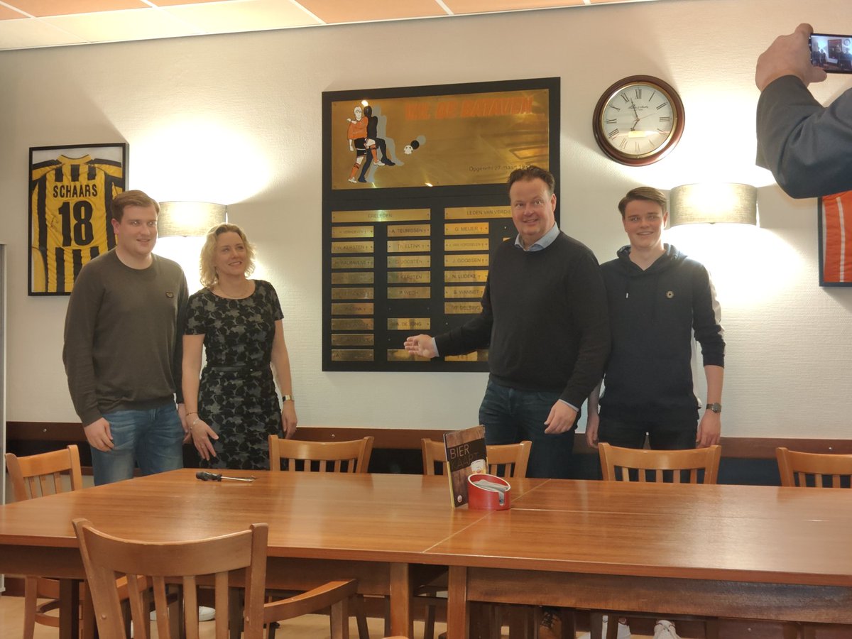 DeBataven's tweet photo. 🖋️ hedenavond is door het bestuur het goudwerk overhandigd aan aftredend voorzitter A. de Jong en heeft hij zich op voorspraak van het bestuur bijgesloten als ERElid van voetbalclub v.v. de Bataven. Arold nogmaals dank voor alles!

🧡🖤 @KNVBOost @dgbetuwe @geldersvoetbal https://t.co/WRvadKOuvo