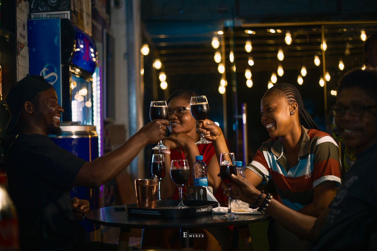 Emerex01's tweet photo. 🥂 Here's to New Begining 2024🚀
📖✍️
The idea was to capture a community feasting and sharing love together. A community built on love 
Grateful to God for the grace and hopeful for the testimony that awaits me 🙏
Am winning this year, Globally 

#Emerex  #cocacola https://t.co/AaKtNGc7qo