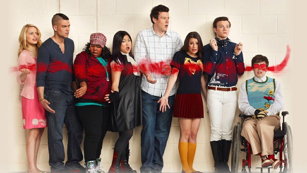 Brad Falchuk revelou que NÃO existe um reboot de Glee sendo planejado: 

"Tem uma maneira de contar essa história de uma forma mais moderna? Glee era essa transição de uma maneira antiga de ver a representatividade. Nunca diria não, mas me pergunto qual seria o sentido."