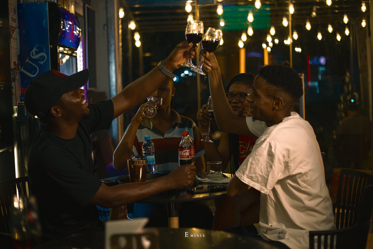 Emerex01's tweet photo. 🥂 Here's to New Begining 2024🚀
📖✍️
The idea was to capture a community feasting and sharing love together. A community built on love 
Grateful to God for the grace and hopeful for the testimony that awaits me 🙏
Am winning this year, Globally 

#Emerex  #cocacola https://t.co/AaKtNGc7qo