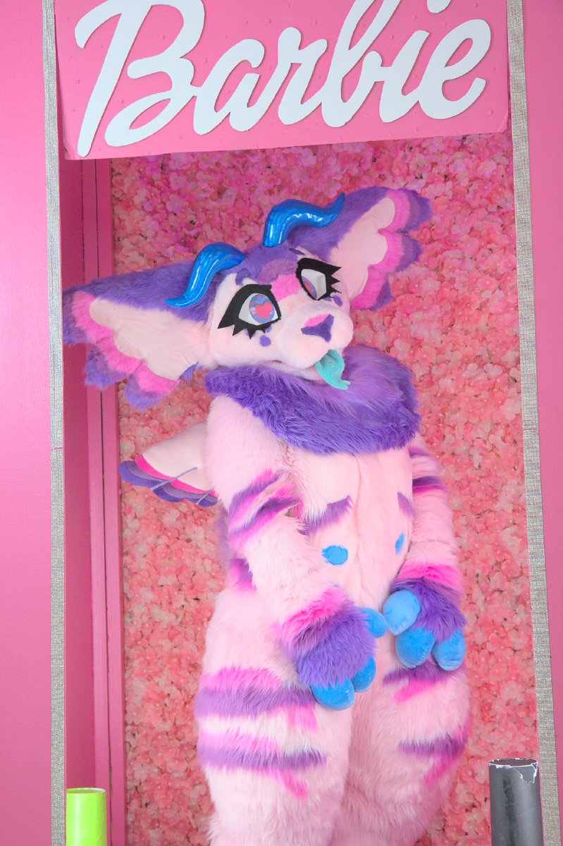 FurryChi's tweet image. Catch this pink thing (Faerie Goat) at PDFC this weekend! I&apos;m at the airport now 👀

#PDFC2023