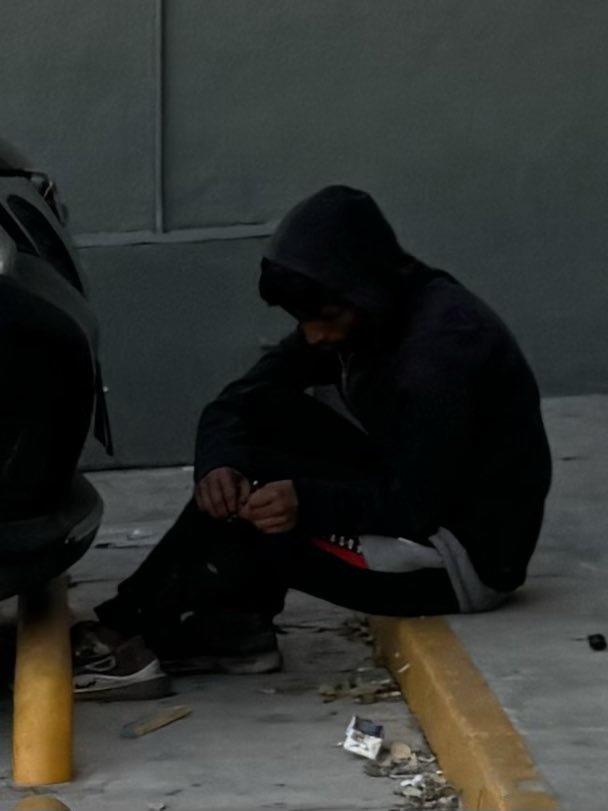 aloqro's tweet photo. @SSPMQueretaro Persona fuera de Oxxo en Sebastián de Aparicio Colonia Cimatario #Queretaro escondido fumando pipa @ColCimatario https://t.co/9jXKz44qmZ