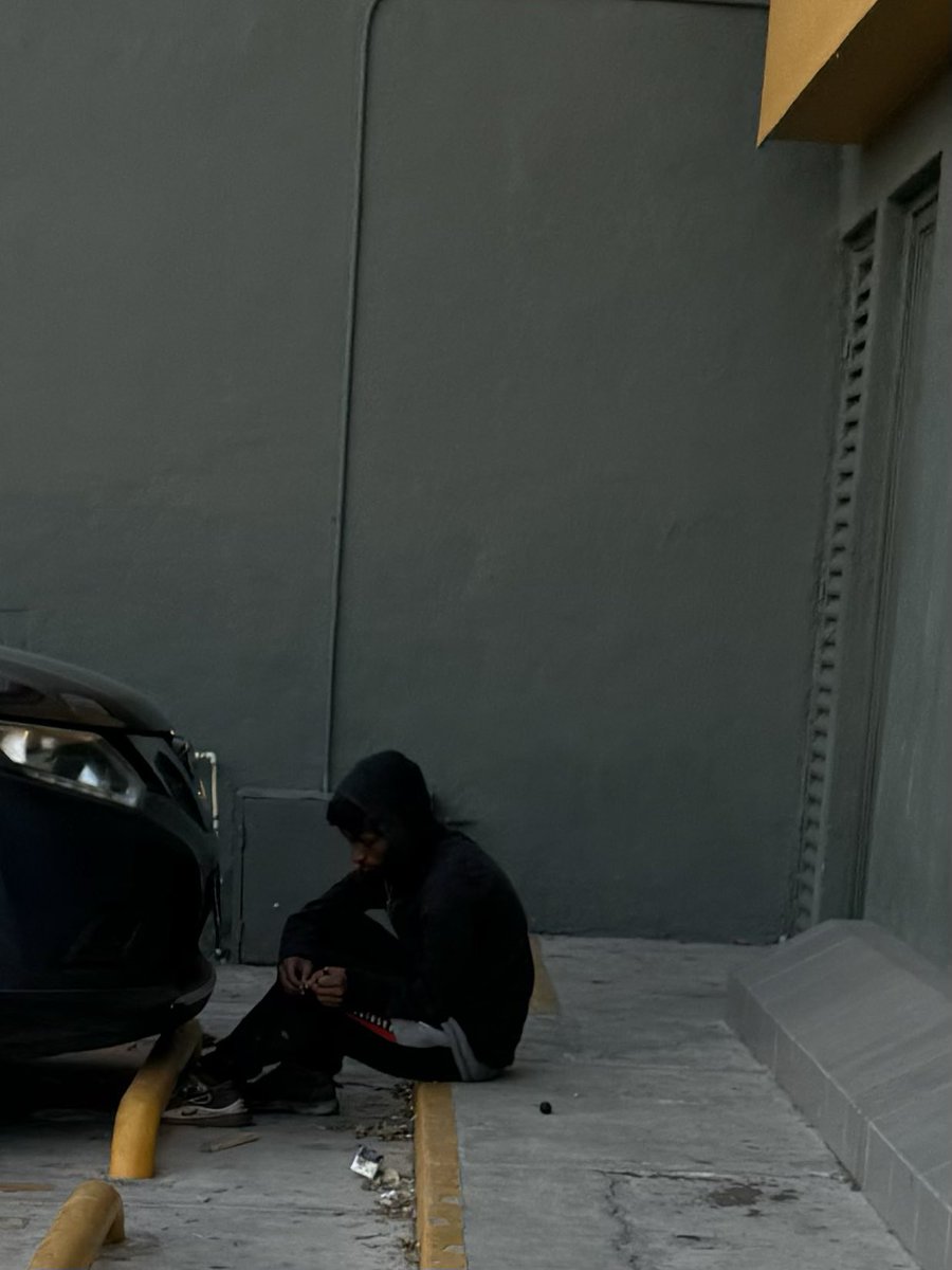 aloqro's tweet photo. @SSPMQueretaro Persona fuera de Oxxo en Sebastián de Aparicio Colonia Cimatario #Queretaro escondido fumando pipa @ColCimatario https://t.co/9jXKz44qmZ