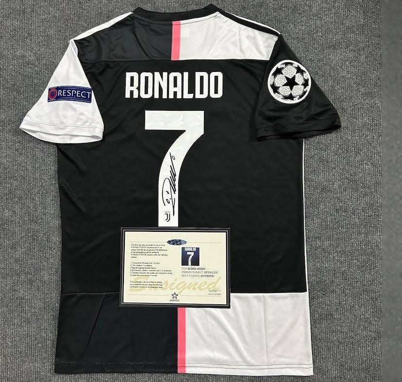 CliquezFoot's tweet photo. 🍀🎁 #CONCOURS 🎁🍀

☀️ Tentes de remporter le maillot dédicacé par Cristiano Ronaldo avec certificat !

🔴 Conditions de participation : 

➡️ RT + LIKE ce tweet 
➡️ FOLLOW @CliquezFoot 

🍀 TAS le 15/01 | Bonne chance à tous ! https://t.co/SUYOrOx2pC