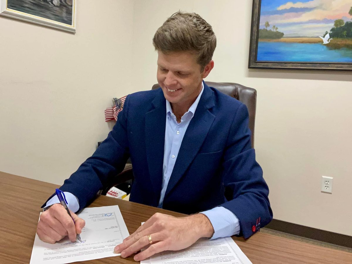 Excited to start the New Year by signing this ordinance, which our City Council voted 5-0 in support to repeal the offstreet parking minimum requirements for restaurants, bars, clubs, and lodges in the City of Cape Canaveral.  

This will help reduce the burden of excessive