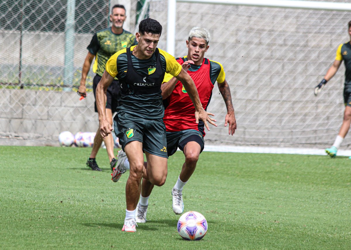 ClubDefensayJus's tweet photo. #ReservaDefensa

Bajo el mando de Pablo Quatrocchi la reserva empezó la pretemporada en el predio Campeones del Mundo.

#VamosDefe 💚💛💚 https://t.co/9tlskQ4juH