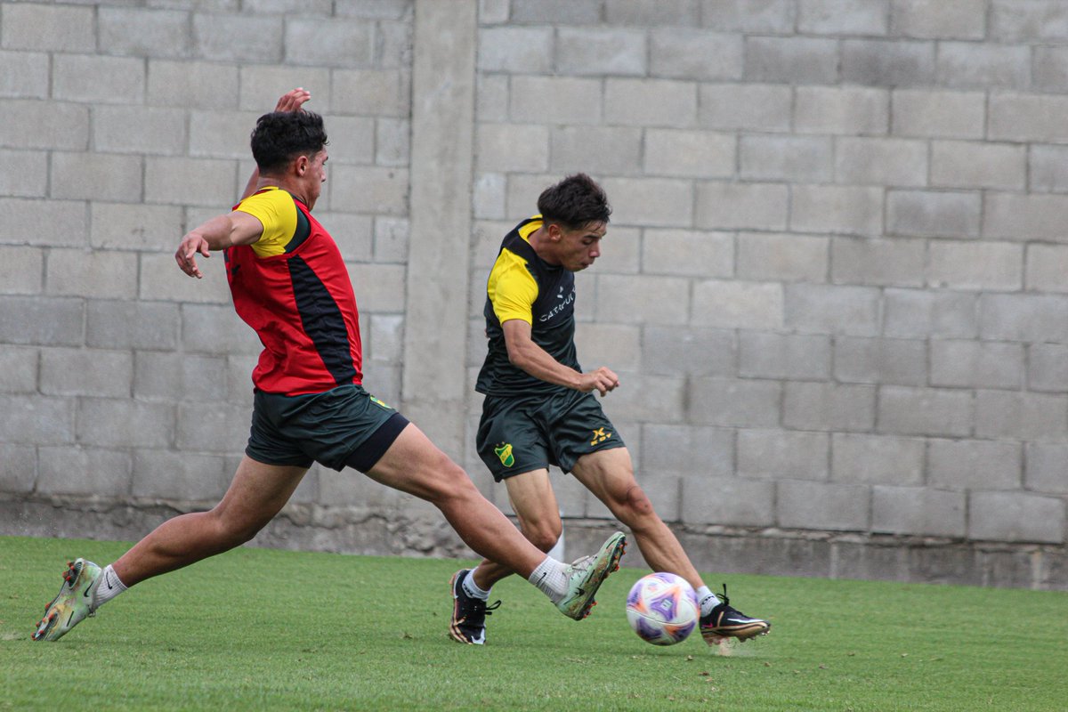 ClubDefensayJus's tweet photo. #ReservaDefensa

Bajo el mando de Pablo Quatrocchi la reserva empezó la pretemporada en el predio Campeones del Mundo.

#VamosDefe 💚💛💚 https://t.co/9tlskQ4juH