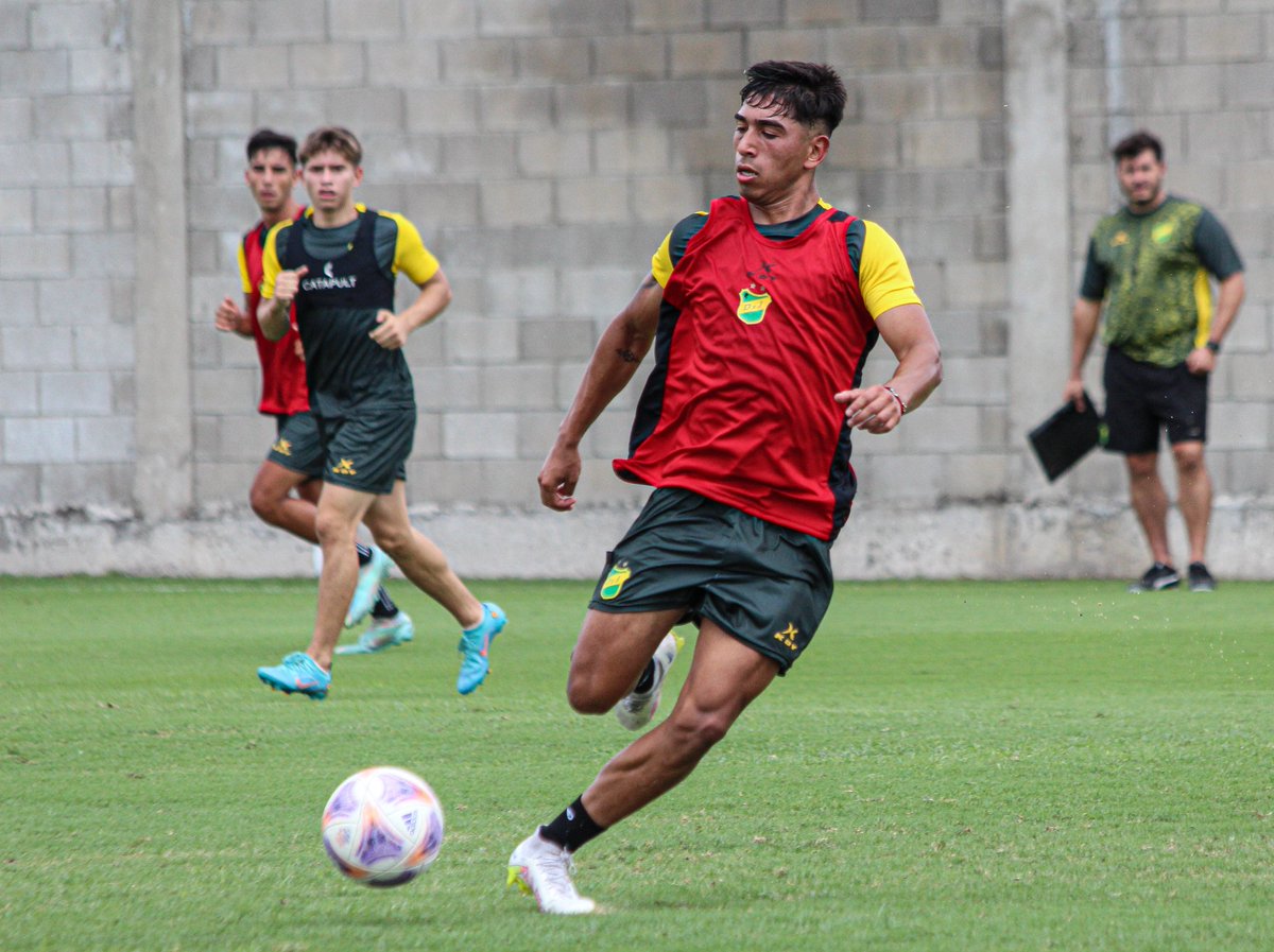 ClubDefensayJus's tweet photo. #ReservaDefensa

Bajo el mando de Pablo Quatrocchi la reserva empezó la pretemporada en el predio Campeones del Mundo.

#VamosDefe 💚💛💚 https://t.co/9tlskQ4juH