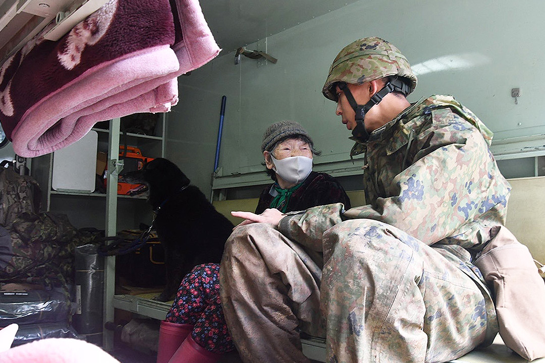 jgsdf_10d_35i's tweet photo. 【活動状況④】
　第35普通科連隊は、引き続き輪島市門前町において、孤立住民の方々の避難を支援しました。

#陸上自衛隊 #災害派遣 #統合 #自衛隊 #災統合任務部隊 #第３５普通科連隊 #能登半島地震 https://t.co/Wbr21WDrnI