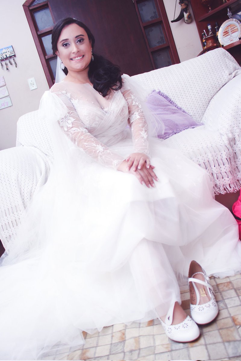 MarcelaHaru_'s tweet photo. Me peguei olhando as fotos do dia de noiva, pois simplesmente não me lembrava direito do meu vestido de noiva. Haha
Fiquei uma noiva bonitinha 🥺🫰🏻
Fotografias: @eckhardtph https://t.co/54WTy9Ey00