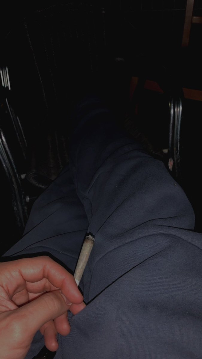 Corrps_'s tweet photo. die met mij probeert te roken 💨🍃🌃 https://t.co/nKHsy8BI0y
