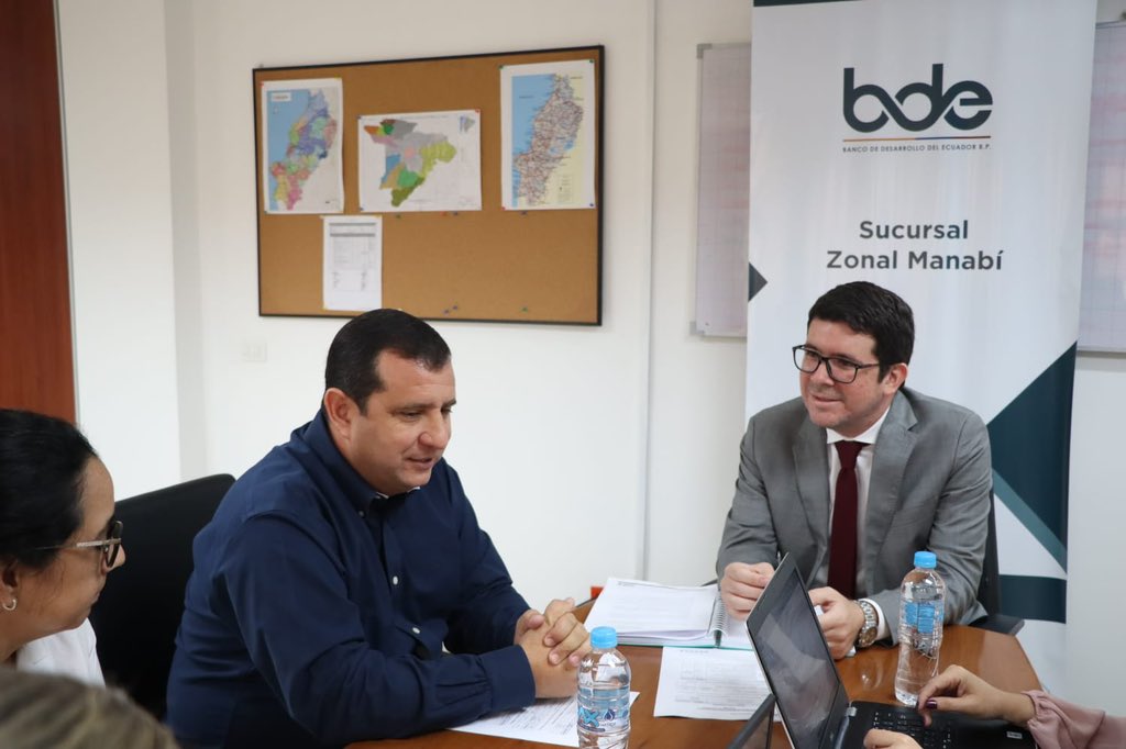 BDEcuadorBP's tweet photo. El sector rural recibe atención del @BDEcuadorBP. 

Juan Pablo Gencón, #GerenteManabíBDE junto al prefecto @leoorlandoa, revisan estado de proyectos en ejecución y los que están en evaluación para recibir financiamiento del #BDE.

#ElNuevoEcuador https://t.co/h4T2H1a8N9