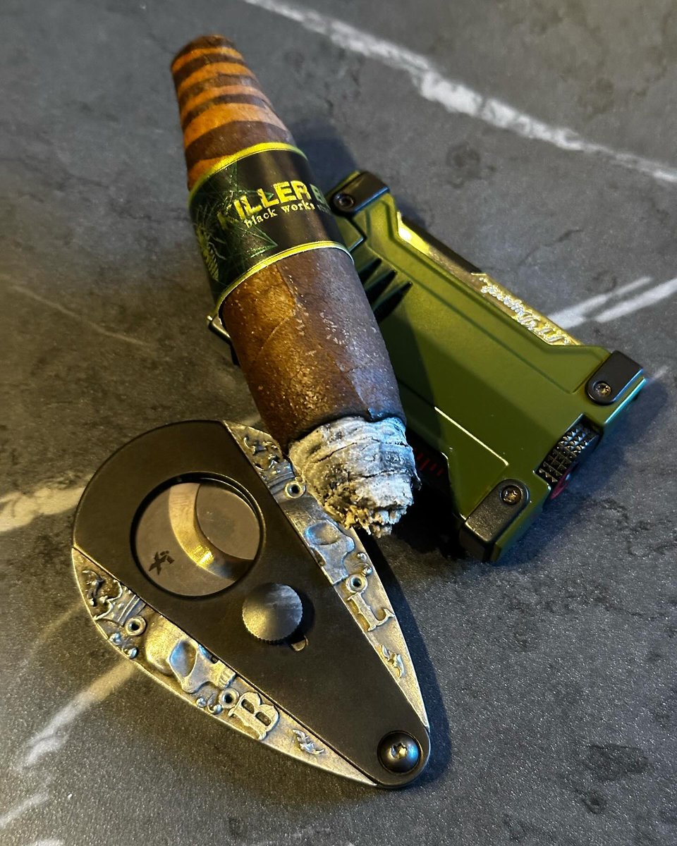 XIKARinc's tweet photo. 📷 by @timmybeylemans: WU WED

#cigarlifestyle #cigaroftheday #cigarstagram #ipostwhatismoke #xikar #theyaremeanttobesmoked #botl #sharetheleaf #ovejanegra #blacksheep #bltc #blkwks #hive #killerbee #nodilter #swipeleft https://t.co/b4Ic5L0zXL
