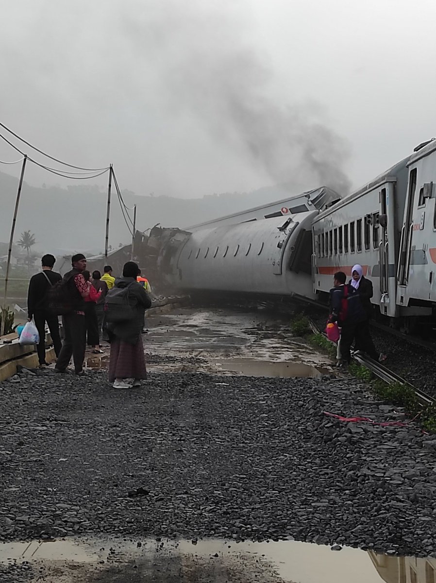 cherrybiscotti's tweet photo. Kecelakaan kereta tadi sekitar jam 06.00 WIB, Commuter Line Bandung Raya dengan KA Turangga, sekitar 500 m sebelum stasiun Cicalengka
#kereta #kecelakaan https://t.co/aHx7Ml7HOq