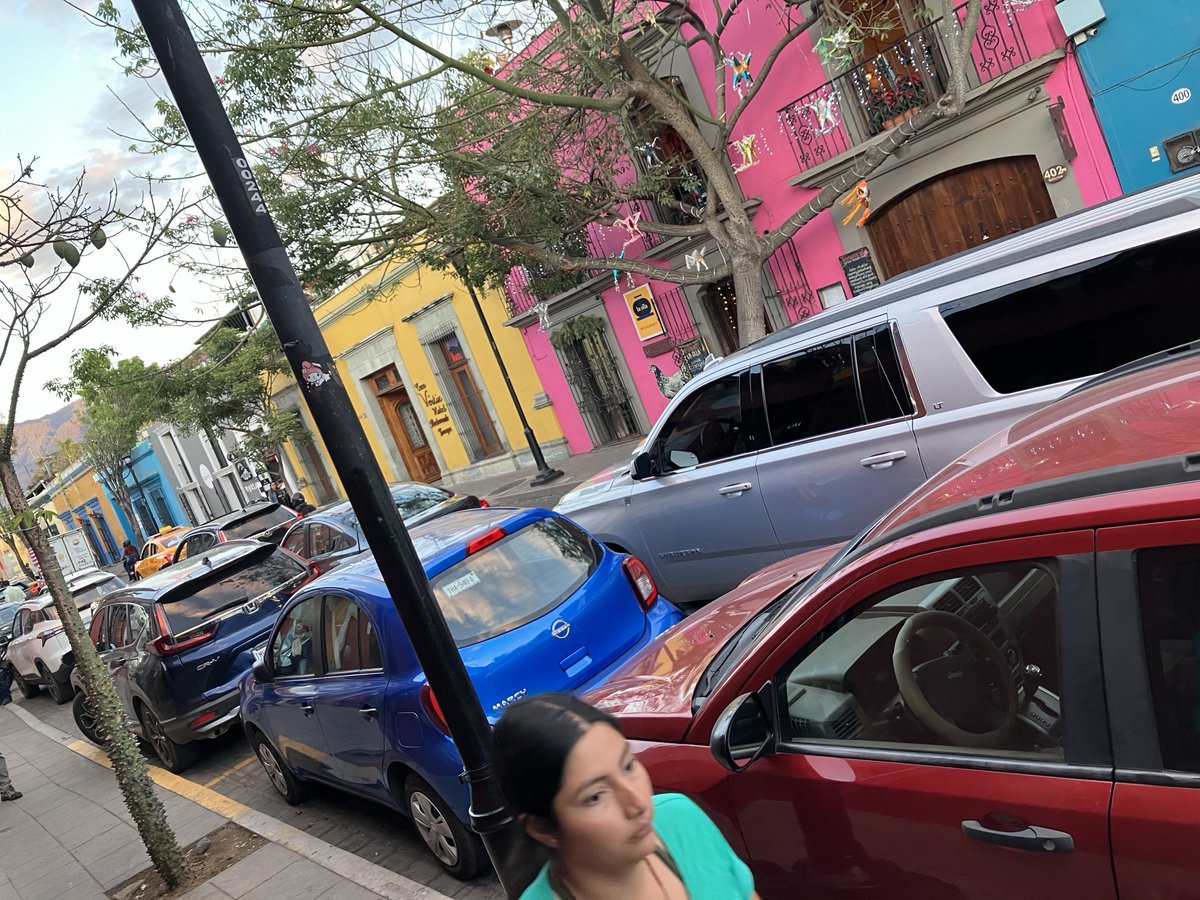 suchiap's tweet photo. #Mpio Oaxaca Dónde están los d tránsito? Mi auto lo llevó la grúa hace unos días (5 min en paso peatón) y estos q están de plano doble fila estacionados x q no se los llevan? Ah! Poderoso caballero es Dn. Dinero. Pa eso es la LEY d vialidad. Protege 💴 y 👑 @jarquinedgar https://t.co/65OxL8yuvp