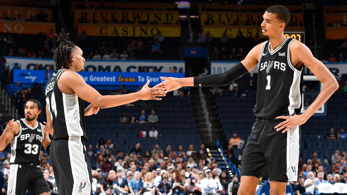 Twowayh00ps's tweet photo. Spurs duo today despite the loss:
Victor Wembanyama:
27 Points
9 Rebounds
5 blocks
1 steal
56/25/83 splits
65.4% TS%

Devin Vassell:
34 Points
6 Rebounds
4 Assists
1 Steal
67/67 Splits
81% TS%

Did all they could
The future https://t.co/Zxa5Ti9oB0