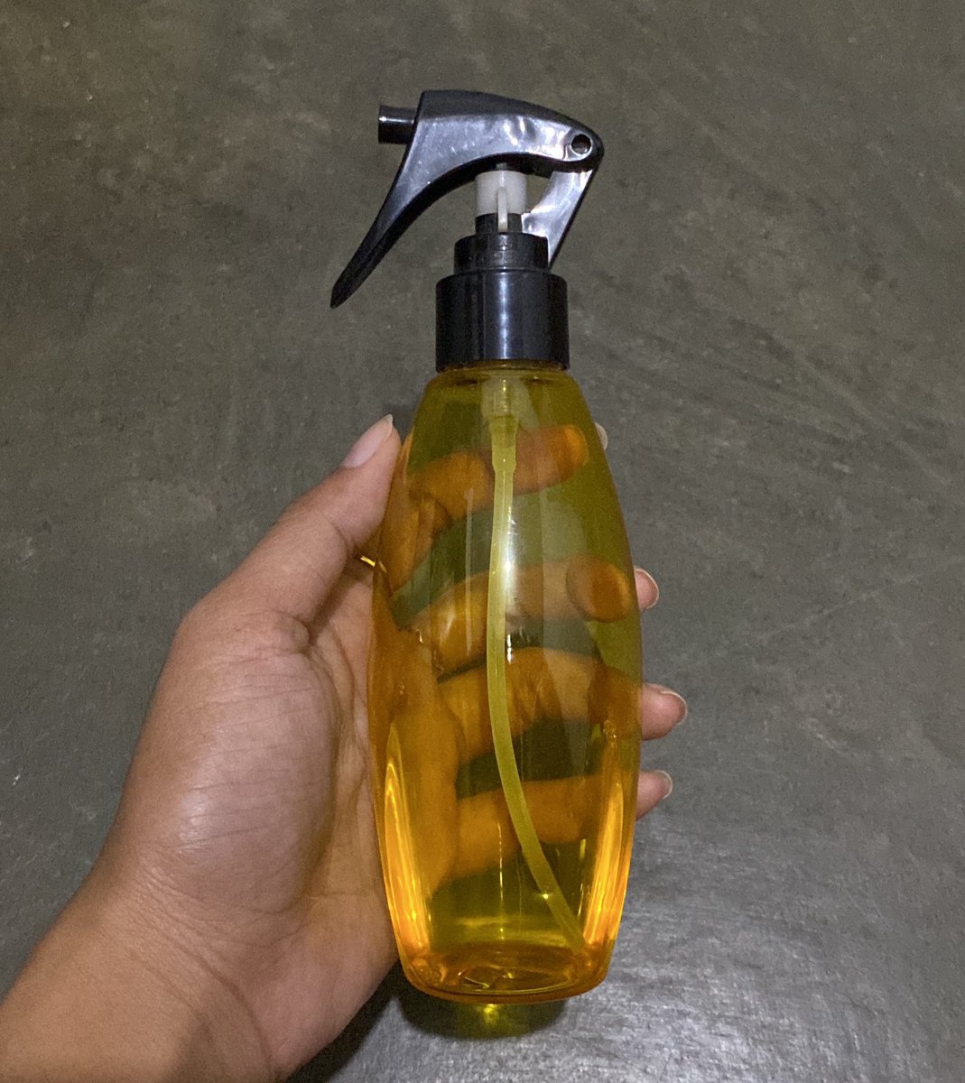 arfhjhr's tweet photo. 1. Jadi gue punya botol hair spray yg udh gk kepake. Krn isinya udh abis, gue isi sm pelicin baju buat setrika. biar gk ketuker sama hair spray yg baru, label botolnya gue lepas

Krn buru2 mau jalan, dgn bodohnya tuh pake pelicin baju buat rambut &amp; baru sadar ps udh pake banyak🙂 https://t.co/64Cp2Kopll