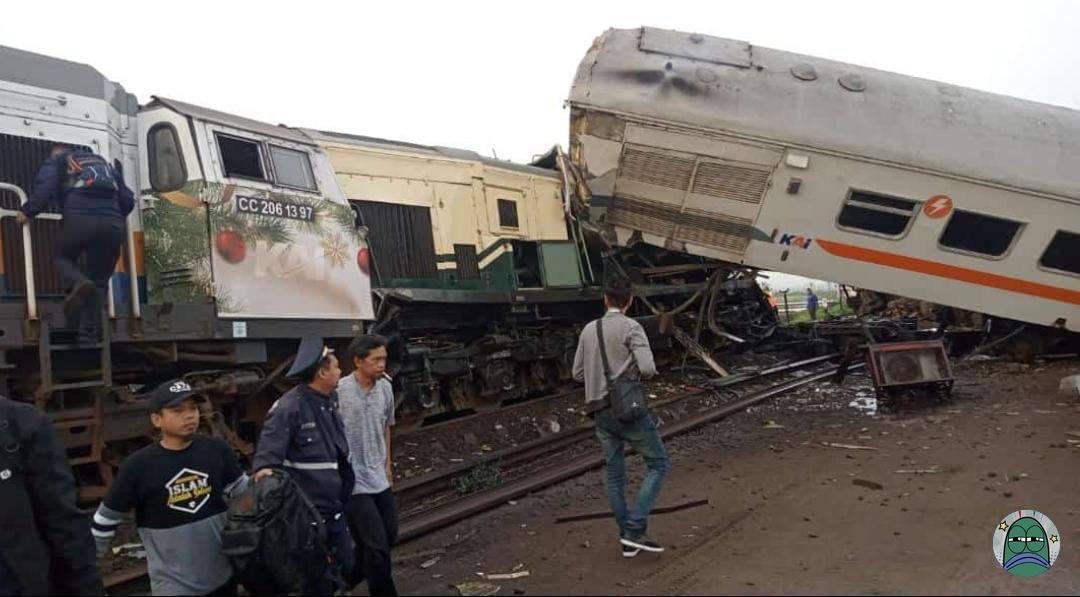 Innalillahi wainna ilaihi rojiun KA Turangga tabrakan dengan KA Lokal Bandung Raya di Stasiun Haurpugur, semoga penumpang pada selamat ya 💚