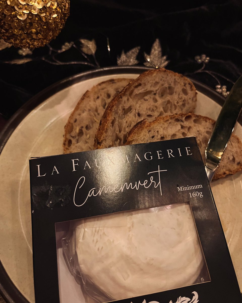 So sad to be enjoying the very last of the Christmas cheese, and Wow, what a finish. The #Camemvert from @lafauxmagerie Total Heaven!! Paired here with a gorgeous #sourdough from @dockereastkent Yuummm!! 💖 #VeganDiva #vegan #veganfood #vegancheese #whatveganseat #Veganuary2024