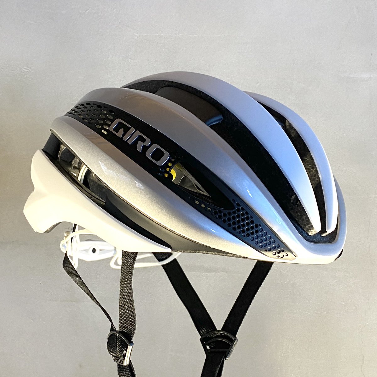 CogTokyo's tweet photo. 年始のオンラインオーダーでGIROらしさが人気のSYNTHEヘルメットのホワイトが完売まじか
後ろから見たこのデザインはほんと秀逸、いつまでラインナップにあるかわからない(本国では既に廃盤)だけにある時に手に入れた方が間違いなし!!
 #girostudiotokyo  #girohelmet  #ジロヘルメット #サイクリング https://t.co/7wVtFYKbTS
