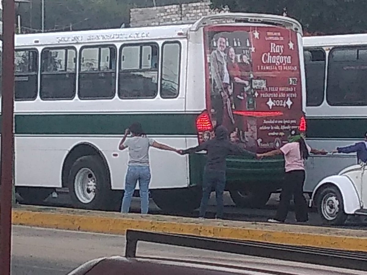 rioaxaca's tweet photo. #Local Normalistas toman autobuses del transporte urbano frente a la #ENEPO #Oaxaca 

Tome precauciones @PolVial_GobOax https://t.co/E1FTn4qvUb