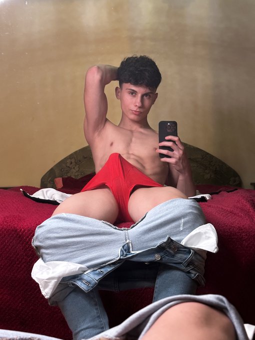 Something's up 👅 https://t.co/zFcQizJMdl