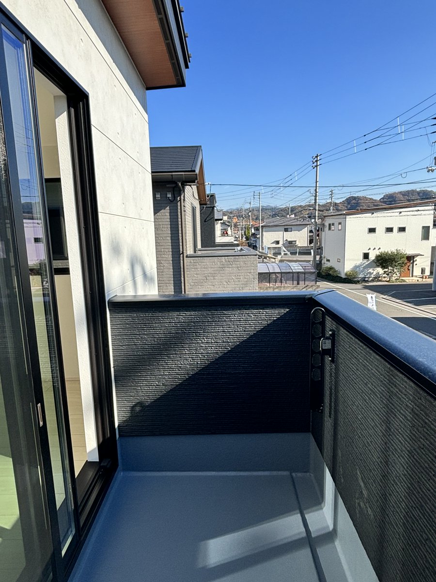 krooms21's tweet photo. フォレクスレリア鴨川A棟になります。 4LDKで駐車場3台可能、人気のリビングイン階段になっております👀 価格：2890万円 オール電化標準装備 断熱性能4等級相当 フラット35S適応物件 https://t.co/Hg3t48UhfW