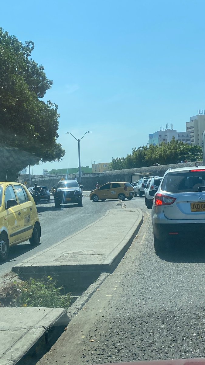 AndrezSarabia's tweet photo. @dumek_turbay estos son 3 puntos de la ciudad que necesitan vallas para evitar la imprudencia y mejorar la movilidad. Entrada de bocagrande, Av. Santander y San Diego. https://t.co/K7aFaiPA3G