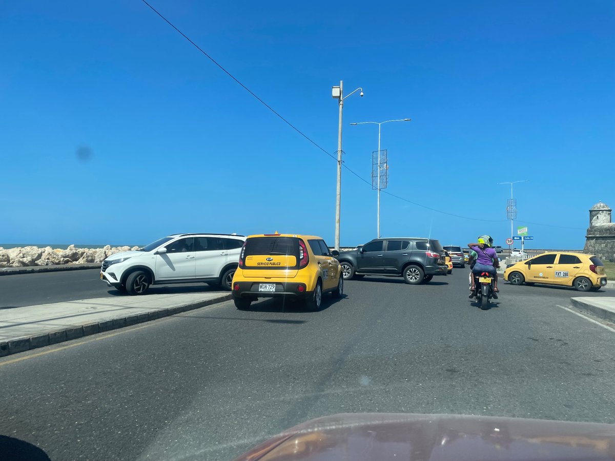 AndrezSarabia's tweet photo. @dumek_turbay estos son 3 puntos de la ciudad que necesitan vallas para evitar la imprudencia y mejorar la movilidad. Entrada de bocagrande, Av. Santander y San Diego. https://t.co/K7aFaiPA3G