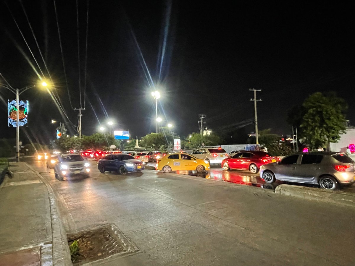 AndrezSarabia's tweet photo. @dumek_turbay estos son 3 puntos de la ciudad que necesitan vallas para evitar la imprudencia y mejorar la movilidad. Entrada de bocagrande, Av. Santander y San Diego. https://t.co/K7aFaiPA3G