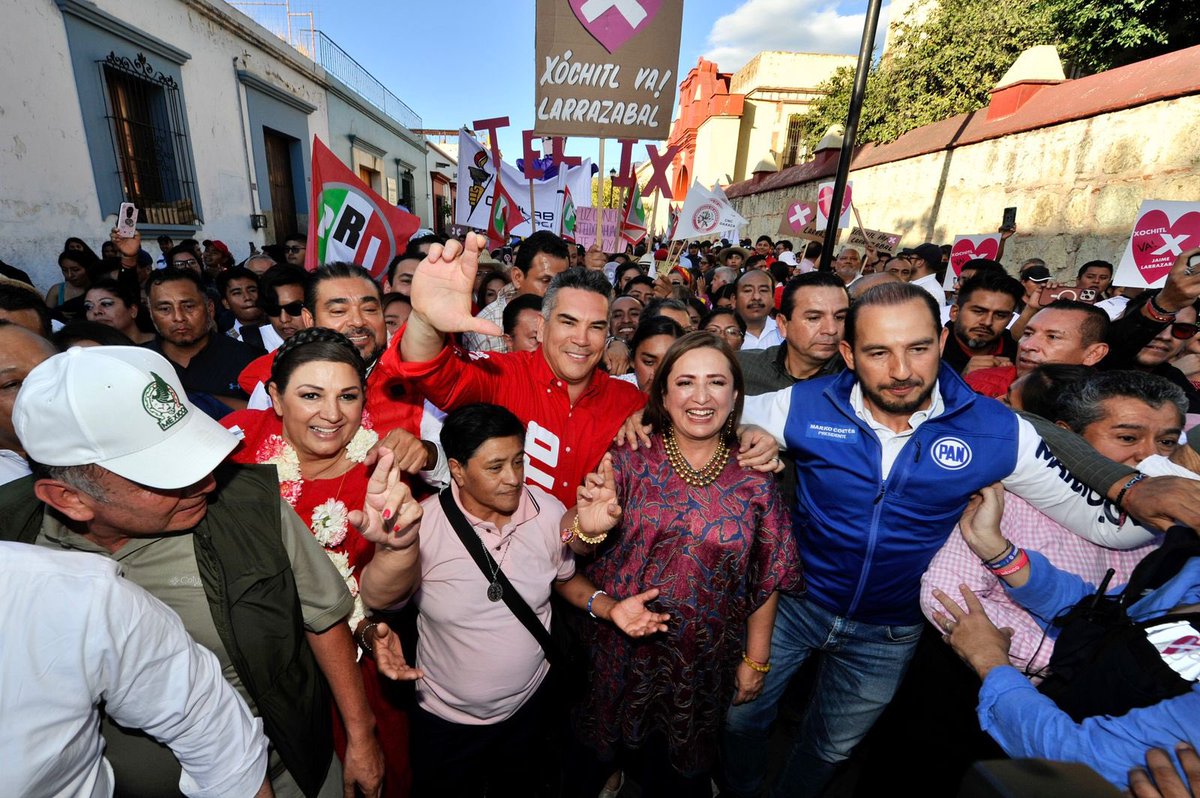 PRIOaxaca_'s tweet photo. #OaxacaConX está de fiesta con @XochitlGalvez, la mujer que hará posible que tu esfuerzo dé frutos en beneficio de tu familia y tu futuro.

#ElPRIConXóchitl
#FuerteComoTú
#MerecesMás

Mensaje dirigido a militantes y simpatizantes del PRI https://t.co/Ml5IBiczWQ