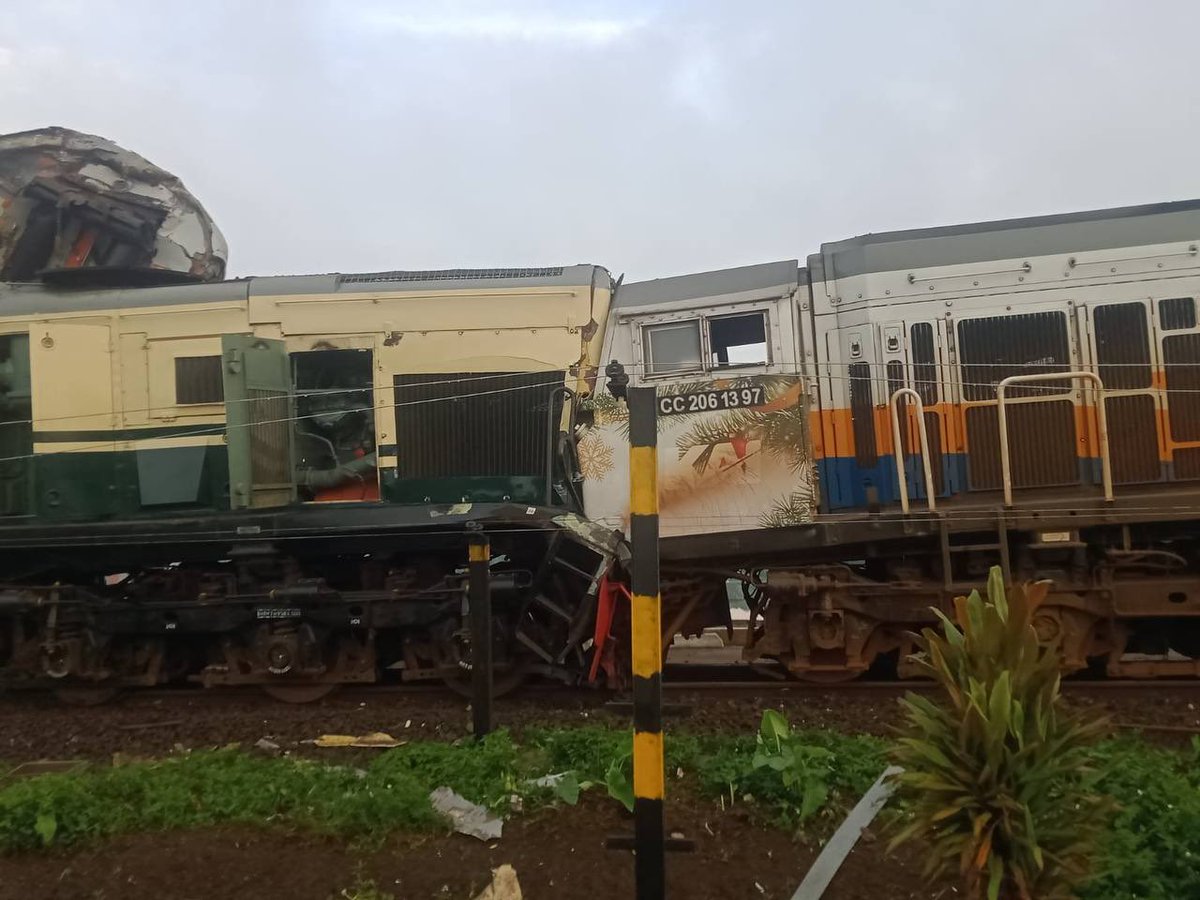 jalur5_'s tweet photo. BREAKING NEWS

Pagi ini (5/1) terjadi kecelakaan adu banteng yang melibatkan KA Turangga (65A) yang ditarik lokomotif CC 206 13 97 dan KA Commuter Line Bandung Raya (KA 350) yang ditarik lokomotif CC 201 77 17 (vintage series). Kecelakaan ini terjadi pada pukul 06.03 WIB di petak Haurpugur-Cicalengka. Terpantau lokomotif CC 201 vintage tersebut mengalami kerusakan parah dan beberapa kereta mengalami anjlok.

Kami masih terus mengupdate informasi detail mengenai kecelakaan ini, termasuk informasi korban dan penyebab kecelakaan.

#katurangga #kai #kaicommuter
