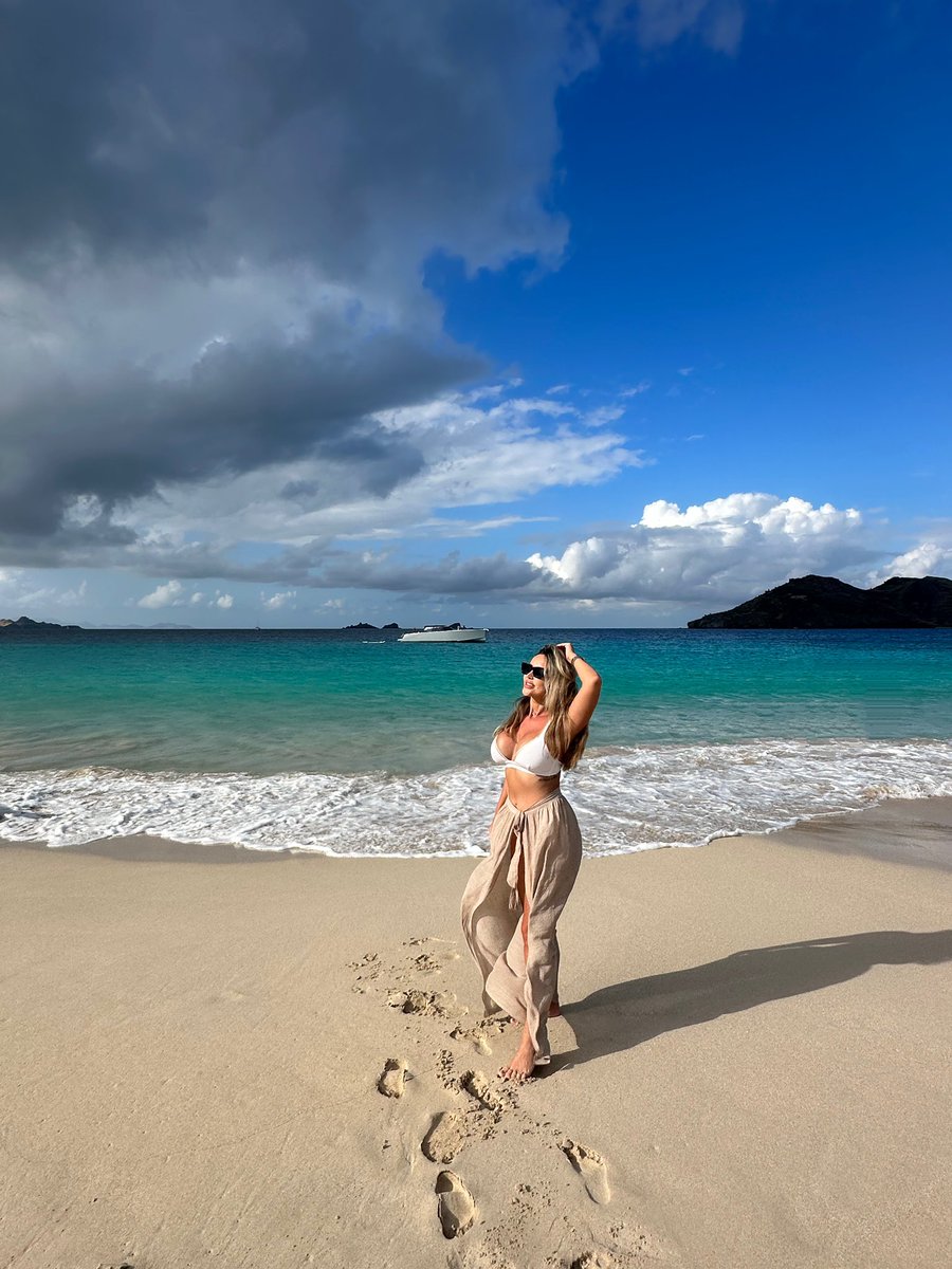 The day i sat on the same beach with JLo 🤩🤯🥹😵 #stbarth