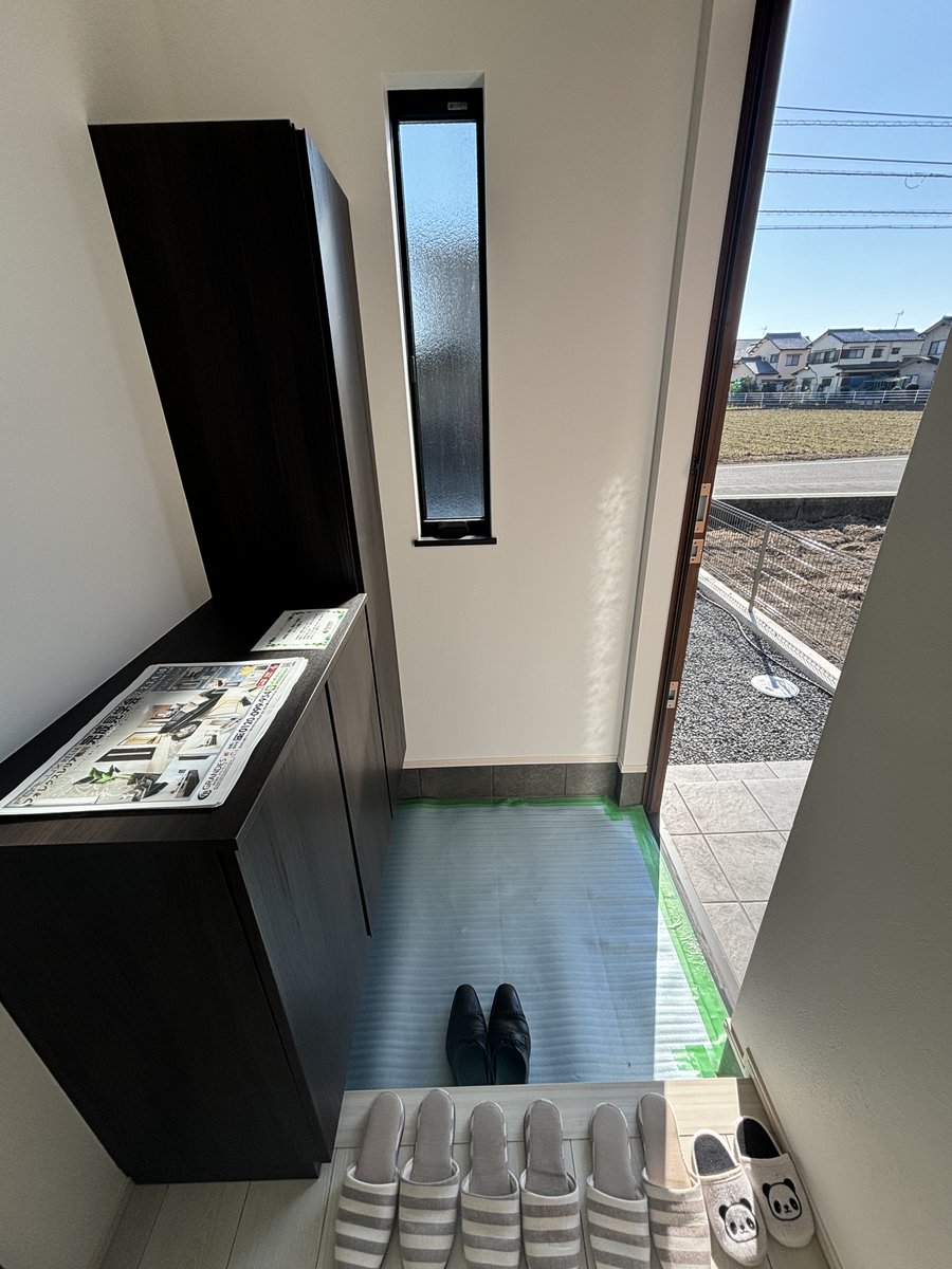 krooms21's tweet photo. フォレクスレリア鴨川A棟になります。 4LDKで駐車場3台可能、人気のリビングイン階段になっております👀 価格：2890万円 オール電化標準装備 断熱性能4等級相当 フラット35S適応物件 https://t.co/Hg3t48UhfW