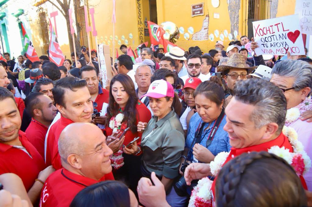 VillarrealPaco's tweet photo. ¡Mostramos la UNIDAD TRICOLOR del sector popular del PRI! acompañamos a nuestra precandidata @XochitlGalvez y a nuestro líder nacional @alitomorenoc en el encuentro con la militancia de Oaxaca. 

¡En el PRI estamos preparados para ganar por México, por Oaxaca! https://t.co/hr3u8f7pEa