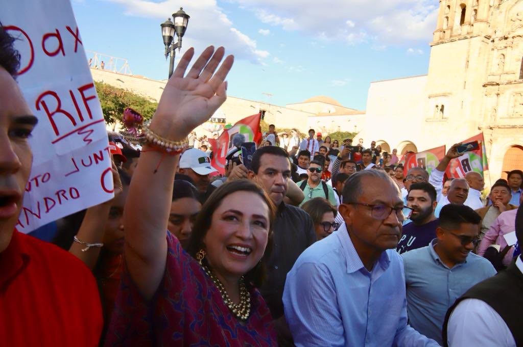 VillarrealPaco's tweet photo. ¡Mostramos la UNIDAD TRICOLOR del sector popular del PRI! acompañamos a nuestra precandidata @XochitlGalvez y a nuestro líder nacional @alitomorenoc en el encuentro con la militancia de Oaxaca. 

¡En el PRI estamos preparados para ganar por México, por Oaxaca! https://t.co/hr3u8f7pEa