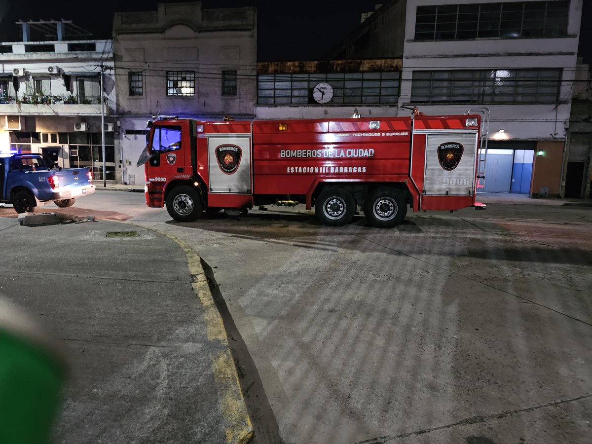 JungParkAR's tweet photo. Lod bomberos estan deliberando y me dicen que ya intentaron una vez y que no van a poder hacer mas nada. Habrá alguien que pueda ayudar? Aca hace 1 hora parado, gato llorando. Necesito alguien de barracas que tenga escalera alta! Subo yo! 1154117275 https://t.co/xi0ja3ZvTD