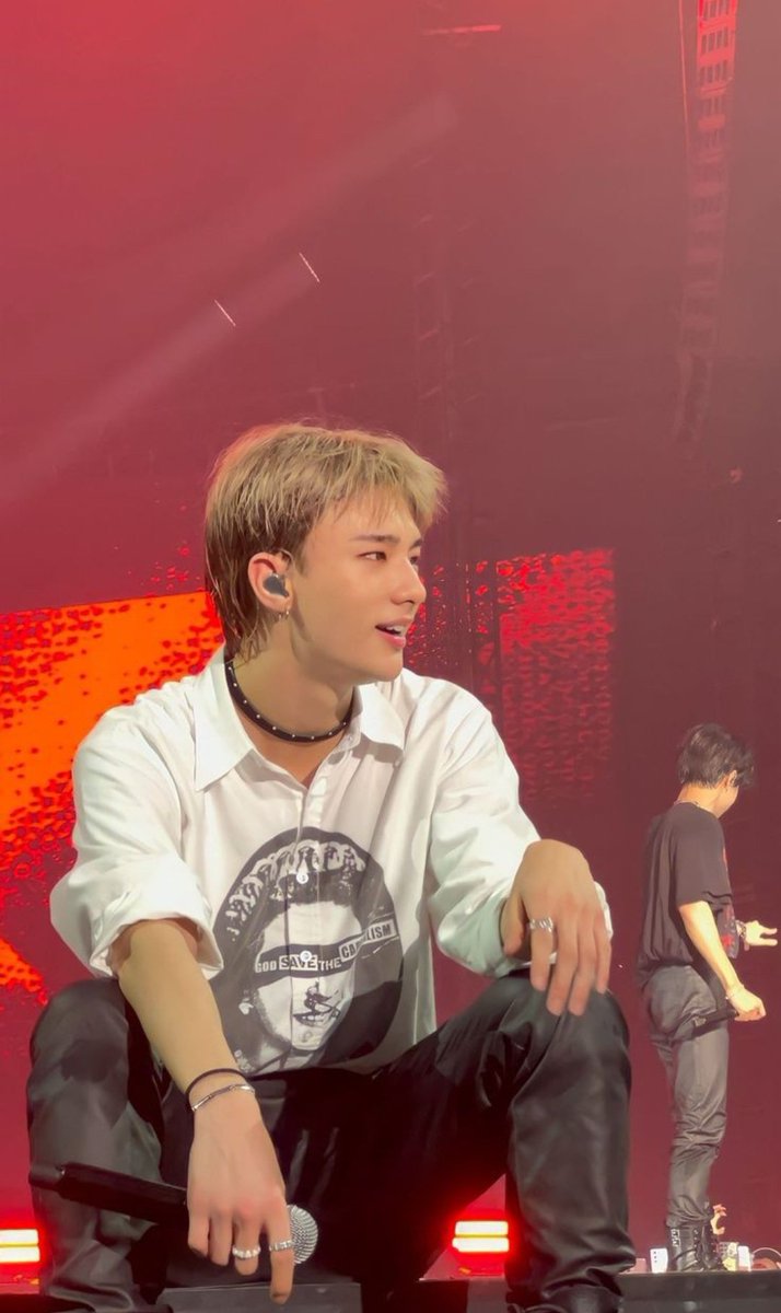 A ESTE HYUNJIN LO VEO POR LA VUELTA DE LA ESQUINA CON EL PIERCING MEOOOOOOOOOOW 😻😻😻😻😻😻😻