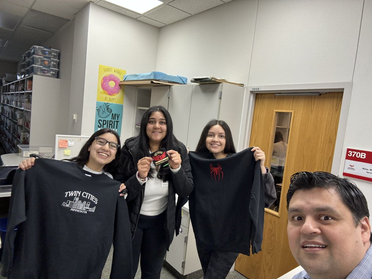 hernan81375313's tweet photo. “Thrilled to welcome back three talented high school scholars from our very own elementary school! 📚👏 They’re rocking their entrepreneurial spirit by promoting their awesome sweatshirts. So proud of our alumni making waves! 💪 #Entrepreneurship #AlumniSuccess”@EPEAGLESEHSI https://t.co/O9dr01NFAT