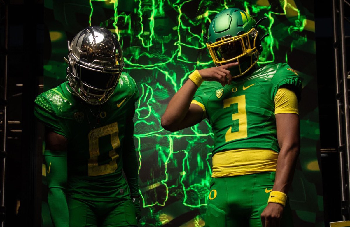 Jutwoslick's tweet photo. #AGTG blessed to receive a offer from the University of Oregon 🙏🏾🙏🏾@SBLiveSports @tbanks1906 @TheUCReport @gchstigersfb @GALakeSports @lancemccurley @RecruitGeorgia @GoMVB @RivalsJohnson https://t.co/RochuirS7L