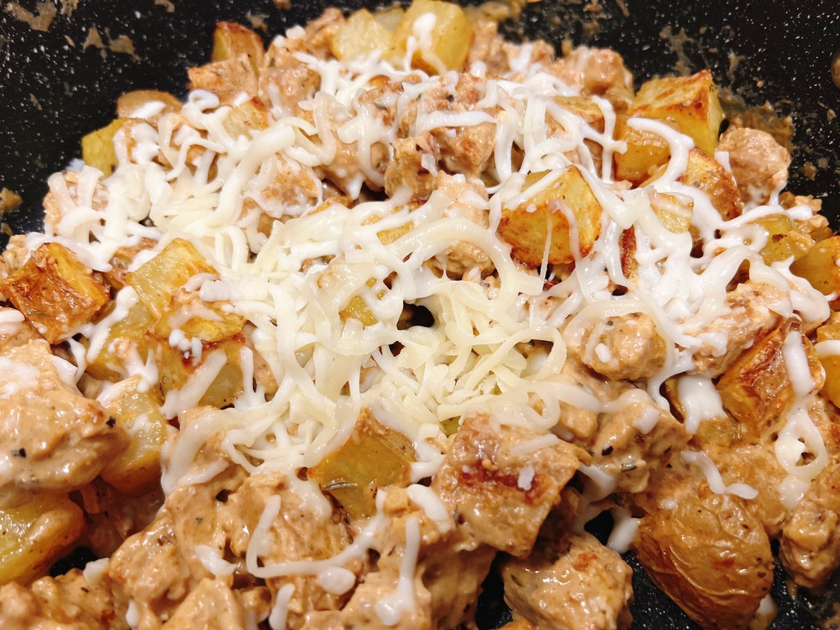Girl_Dm_'s tweet photo. I made a 1/2 recipe of one of those tiktok fancy high protein dinners 

Cheesy Garlic chikin (I substituted Gardein tenders) and potatoes 💪✨

It’s rlly good 😭 https://t.co/4lpc83HyJS