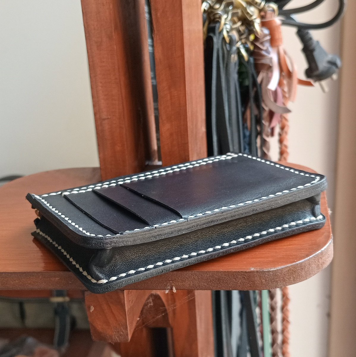 [ Compact Zipper Wallet III ]

On Details🔥🛠

●
#ARMyLeather
#leathergoods #leathercrafts #leatherwork #genuineleather #craftsmanship #dompetkulit #zipperwallet #shortwallet #compactwallet #leatherwallet #dailygoods #gresik #indonesialeathergoods #madeinindonesia