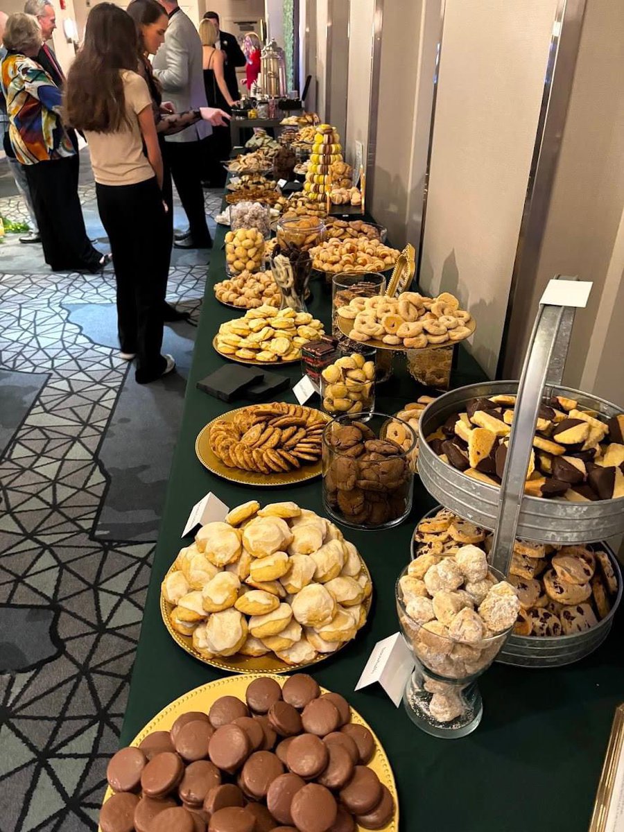 DrTraceyK's tweet photo. #Pittsburgh #CookieTable Here is the other side of that fabulous cookie table. How is this not a thing at every wedding in the entire country? ❤️🍪 https://t.co/GNTAKwmeYg